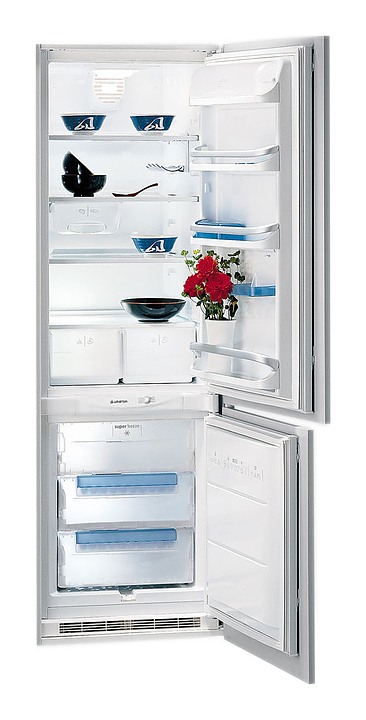 Встраиваемый холодильник Ariston BCS 313 V