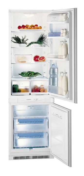 Встраиваемый холодильник Ariston BCS 312 AI