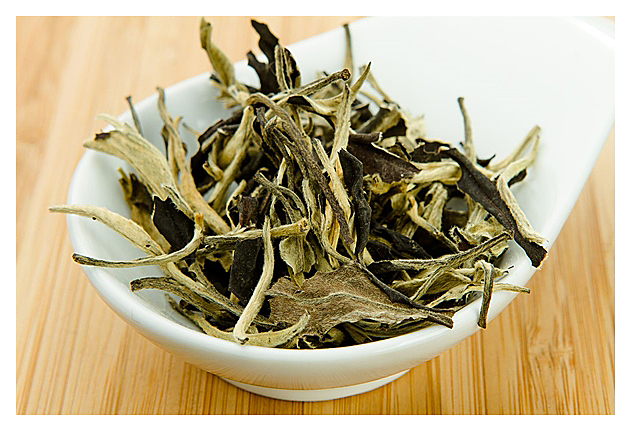 Белый пуэр Юэ Гуан Бай (Лист с пуэрового дерева или Белый лунный свет)